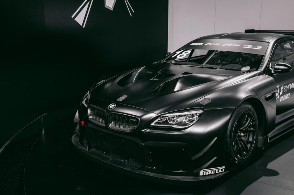 Schwarzes BMW Rennfahrzeug auf einer Ausstellung in München, das modernes Automobildesign präsentiert.