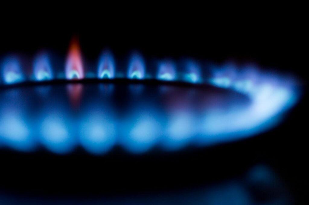 Verschwommenes Bild einer blauen Gasflamme, das Wärme und Energie hervorhebt.
