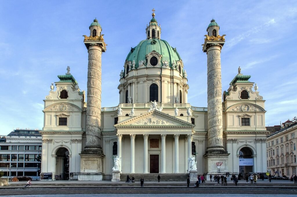 Beeindruckender Blick auf die Karlskirche, ein barockes architektonisches Meisterwerk in Wien, Österreich.